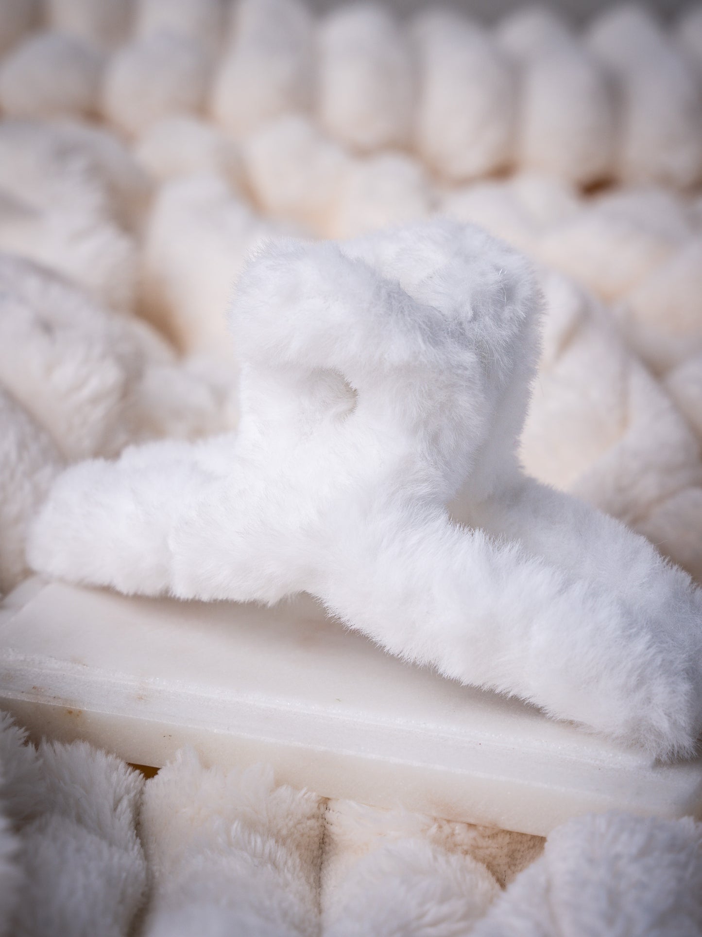 Medium Fluffy Hair Claws White