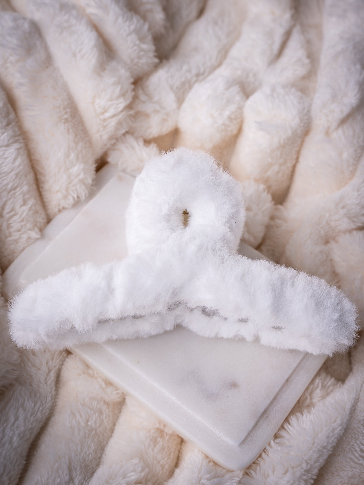 Medium Fluffy Hair Claws White